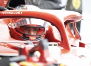 开云体育登录-红牛车队鏖战法拉利，塞恩斯扛起全队