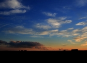 开云体育中国-当诺坎普的晨曦照亮巴黎夜空，一场足球的时空对话