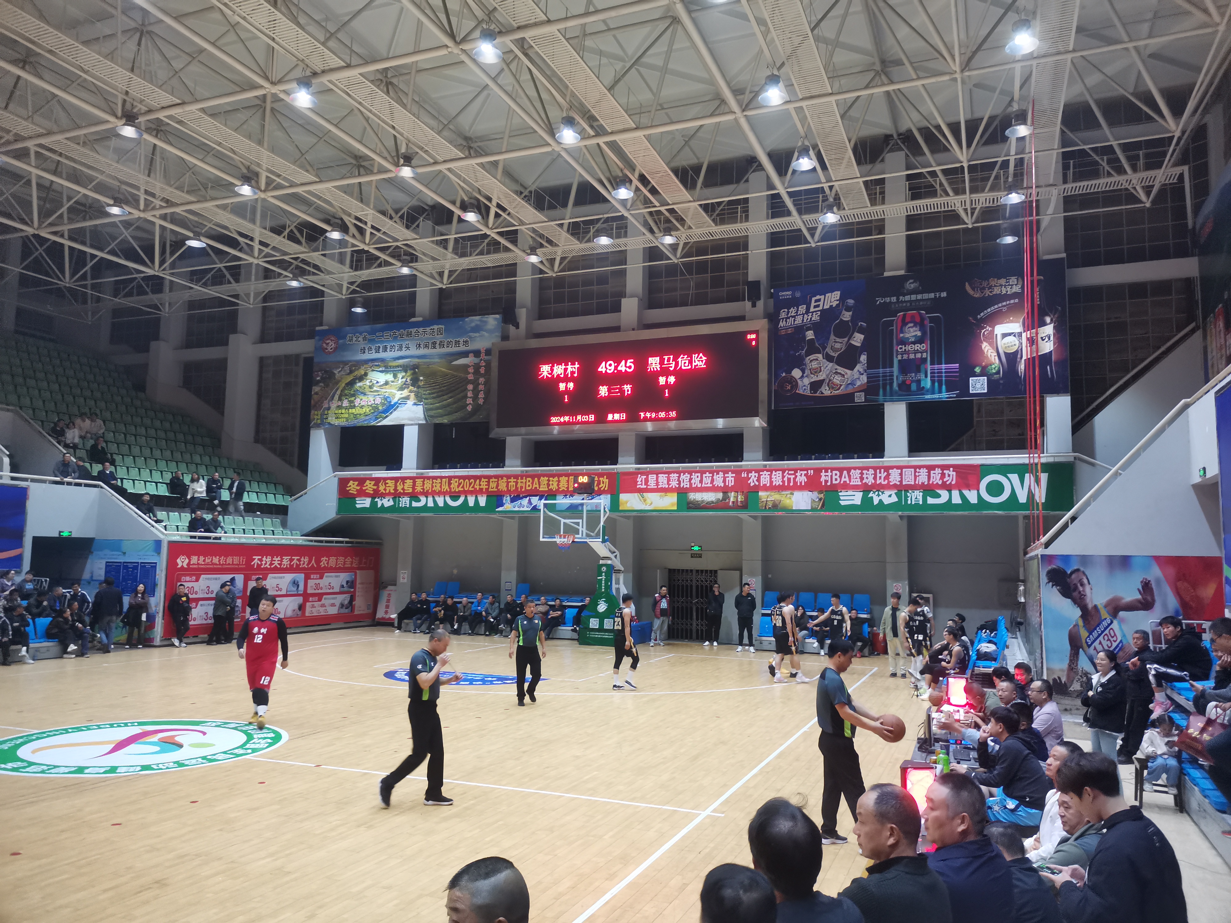 包含篮球比赛现场举办实时抽奖活动，现场气氛热烈的词条