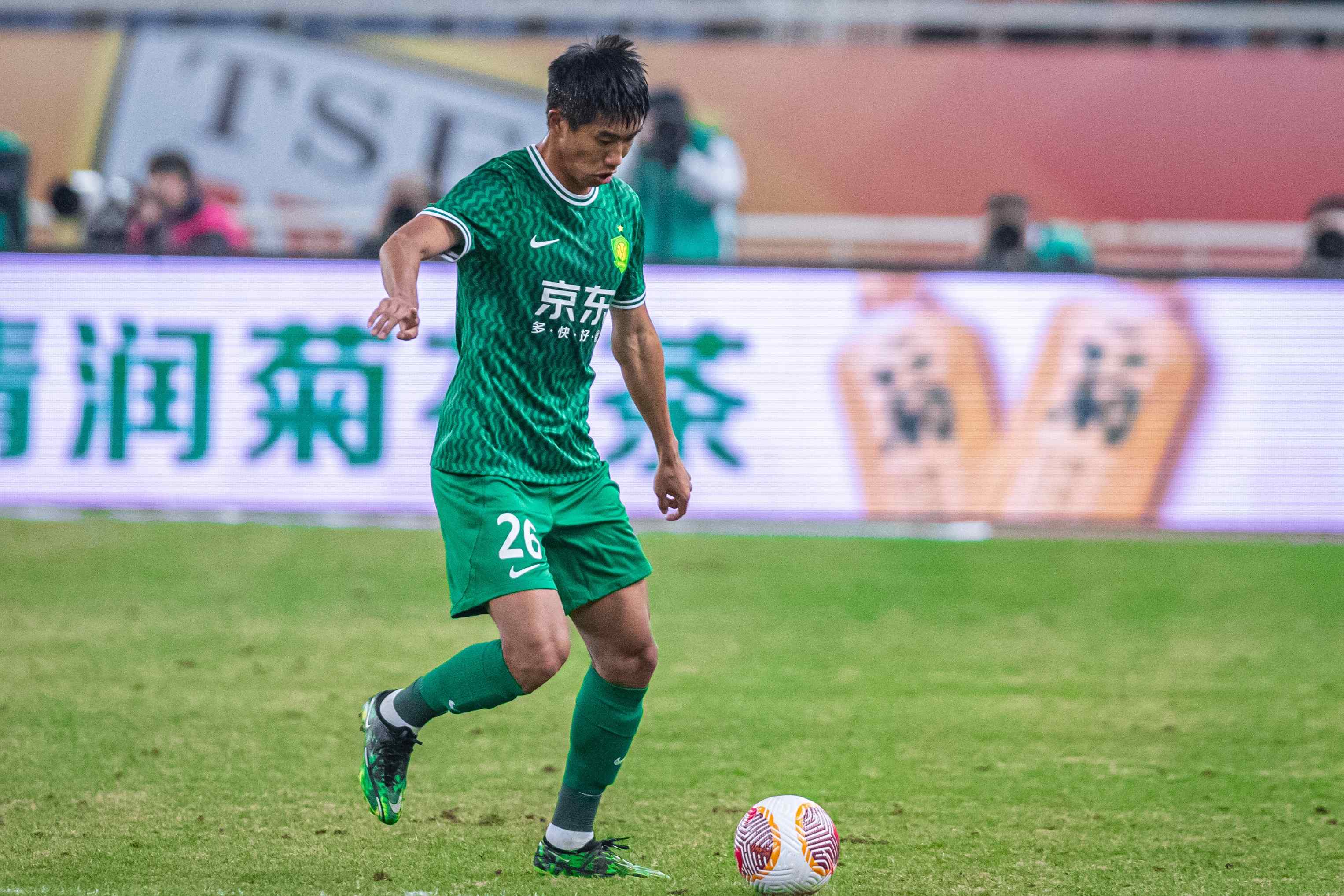 比分领先:球队保持冠军步伐 比分领先:球队保持冠军步伐