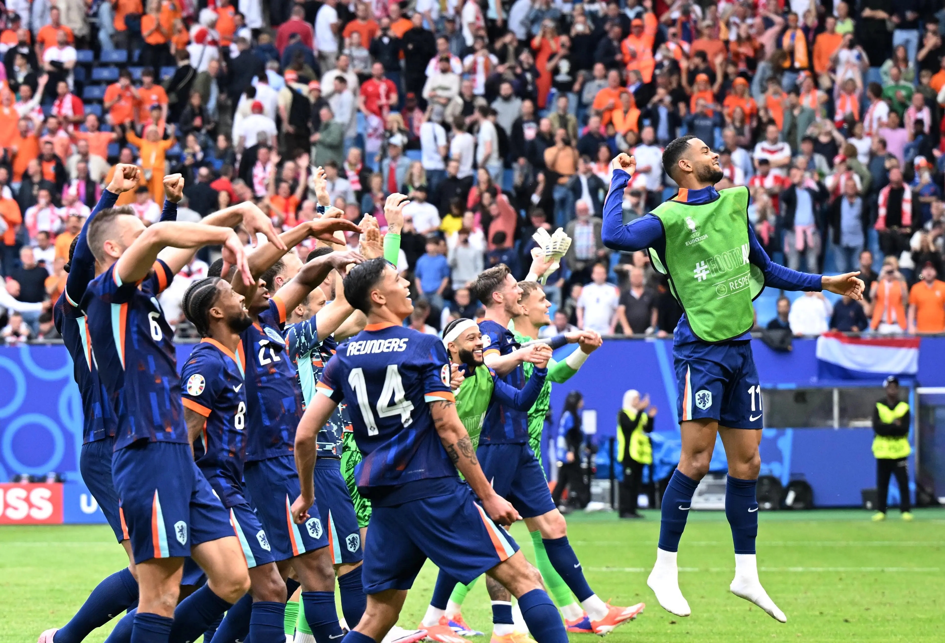 包含欧洲足球势力逐渐扩大，压倒亚洲对手的词条