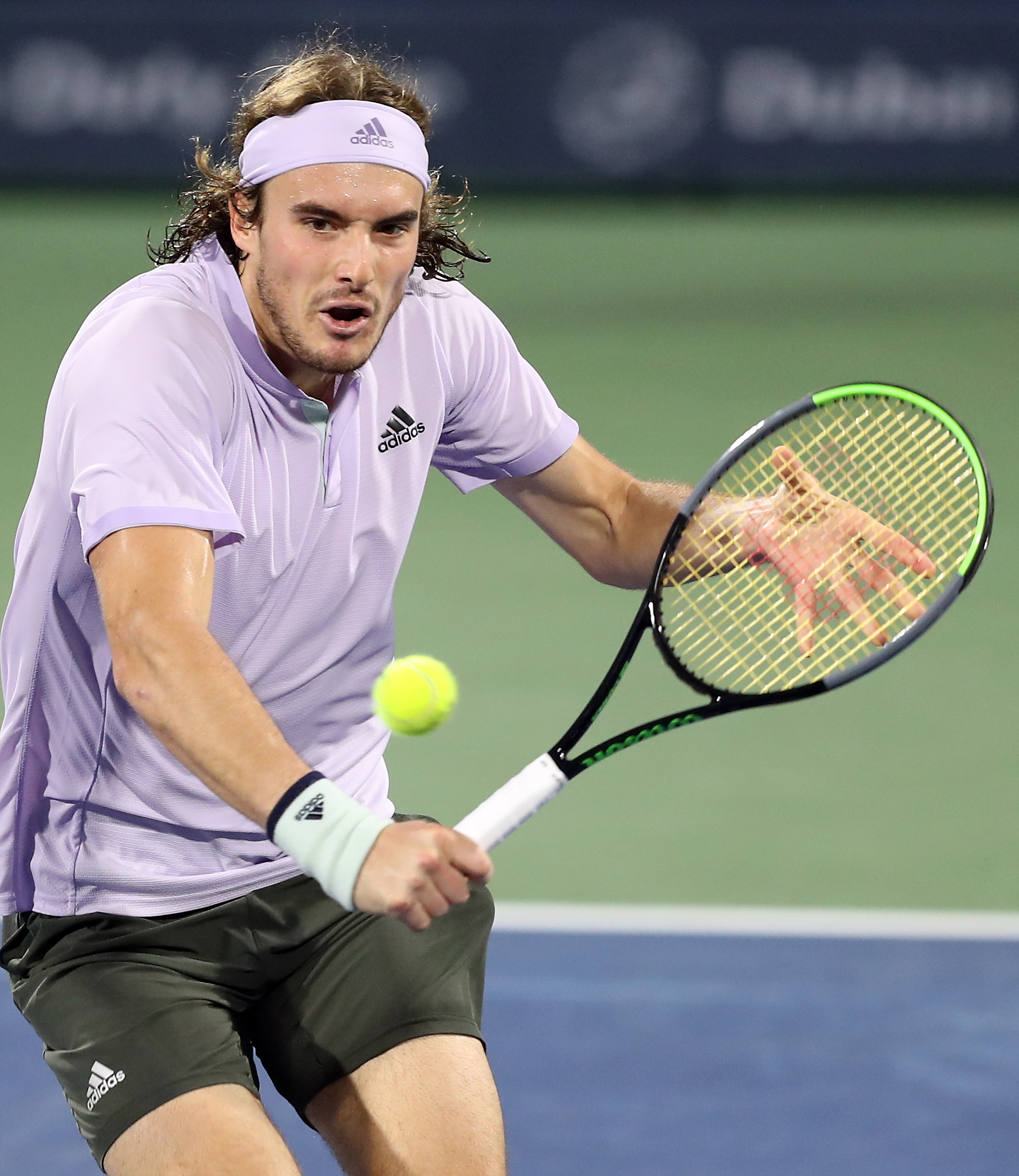 包含世界网球队轻取欧洲网球队，西西帕斯关键制胜的词条