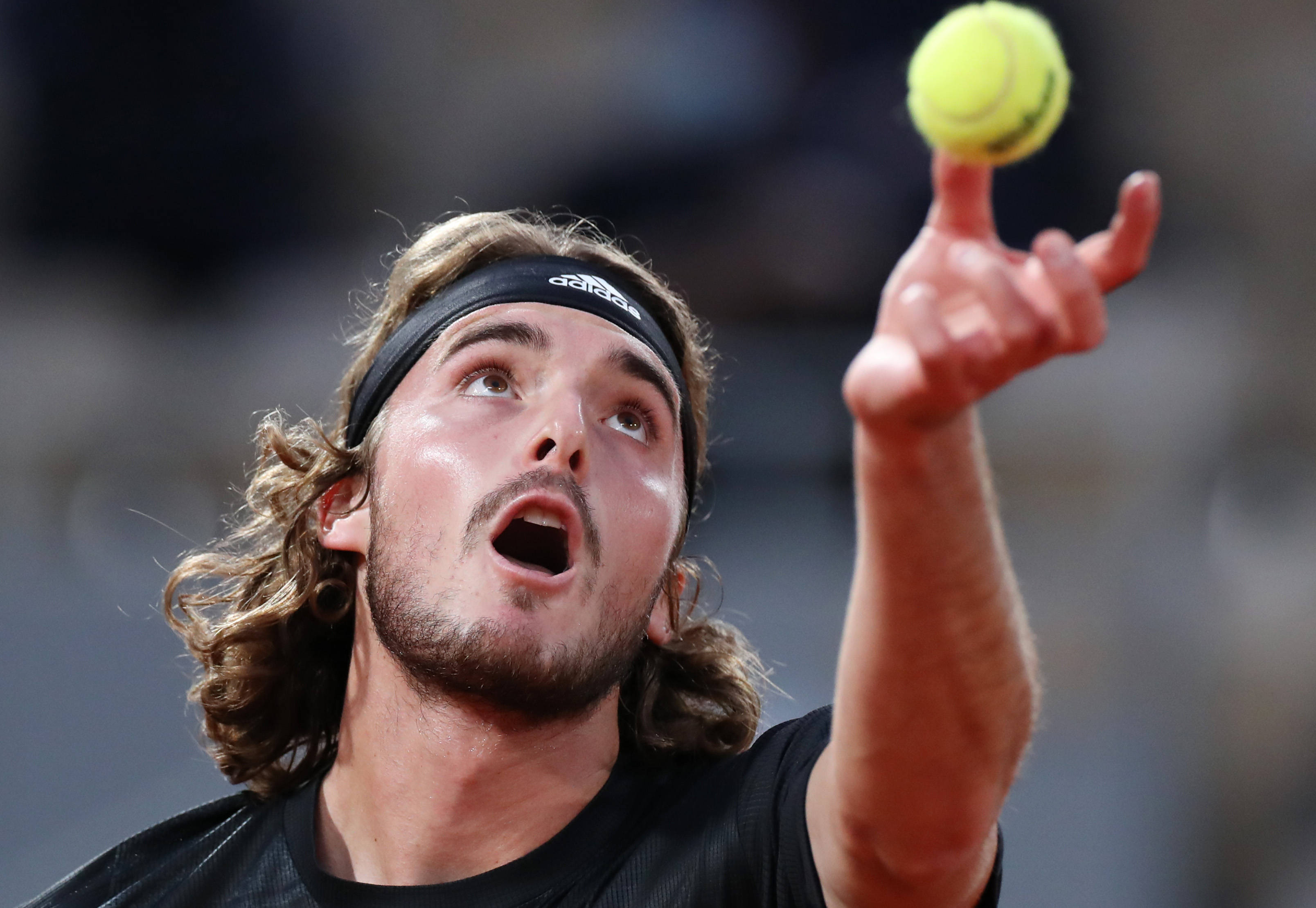 包含世界网球队轻取欧洲网球队，西西帕斯关键制胜的词条