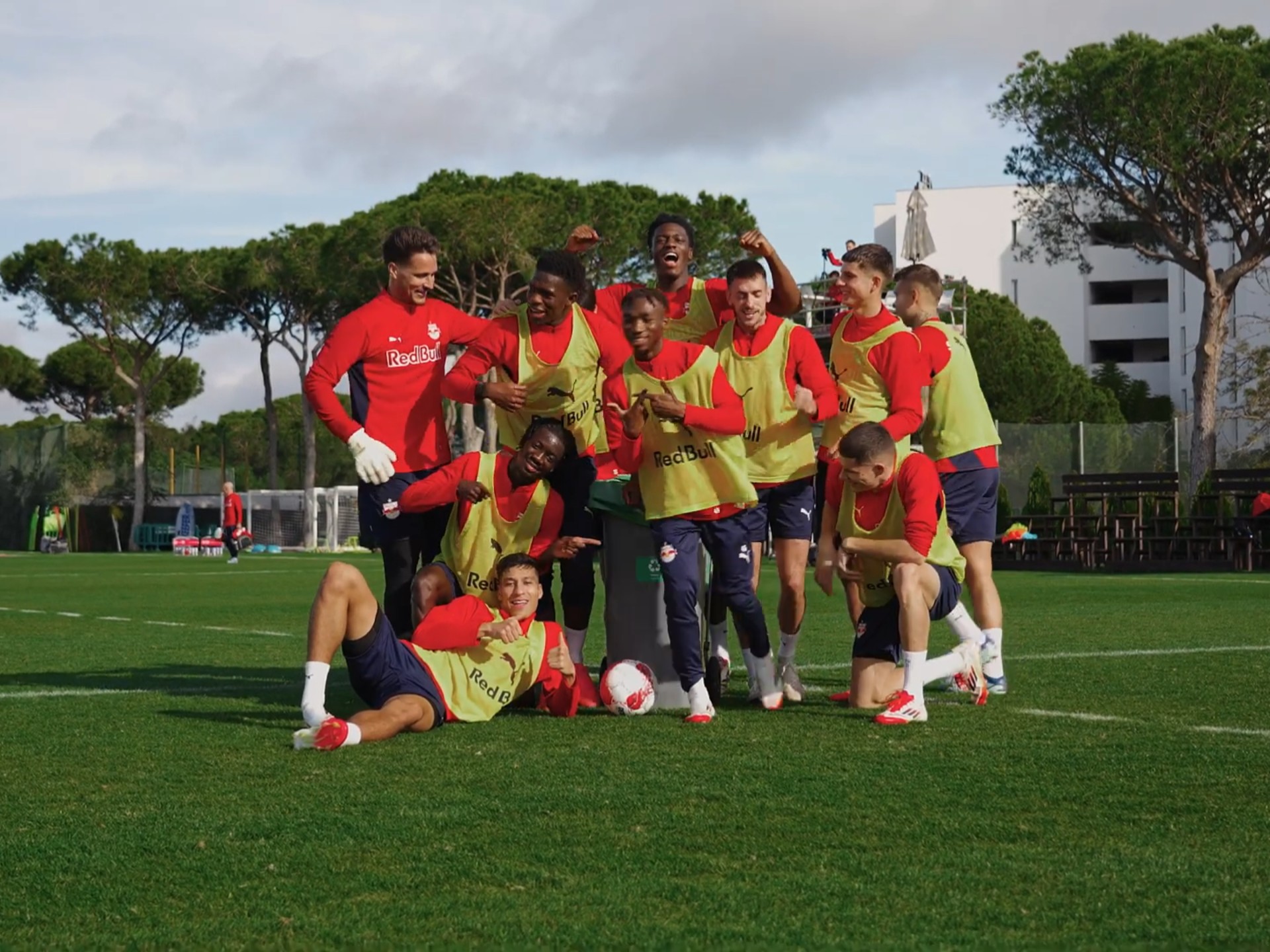 弗赖堡球员晒练习照片，展现团队合作精神的简单介绍