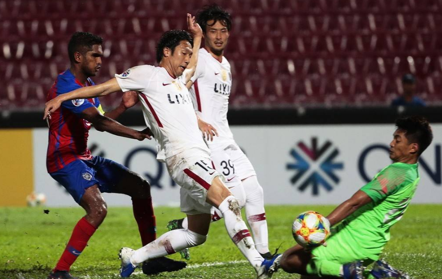 篮球惊险逆转取胜，粉丝狂欢不已