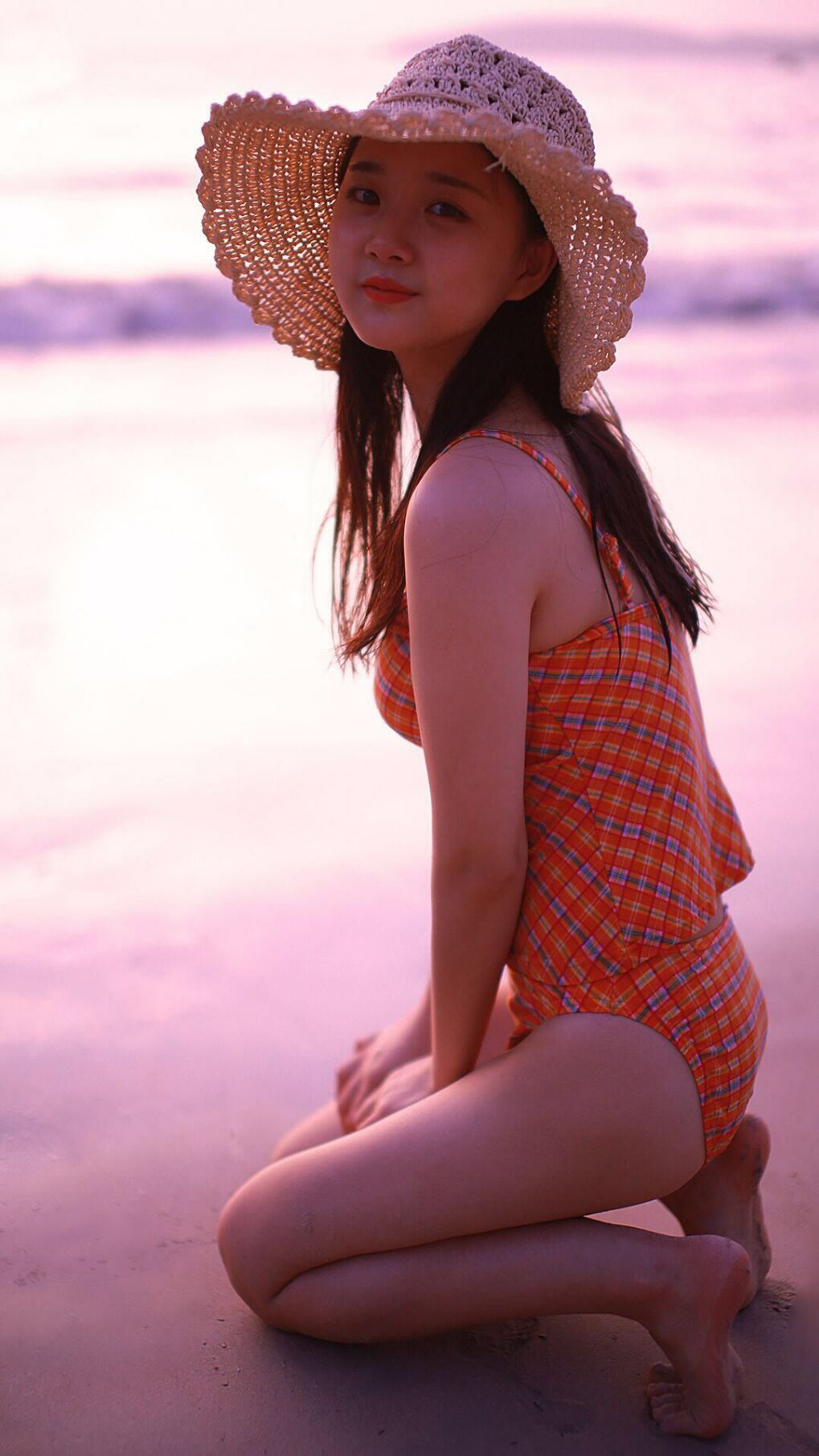 绿茵暗影与烈焰玫瑰,阿尔瓦雷斯如何点燃寂静赛场