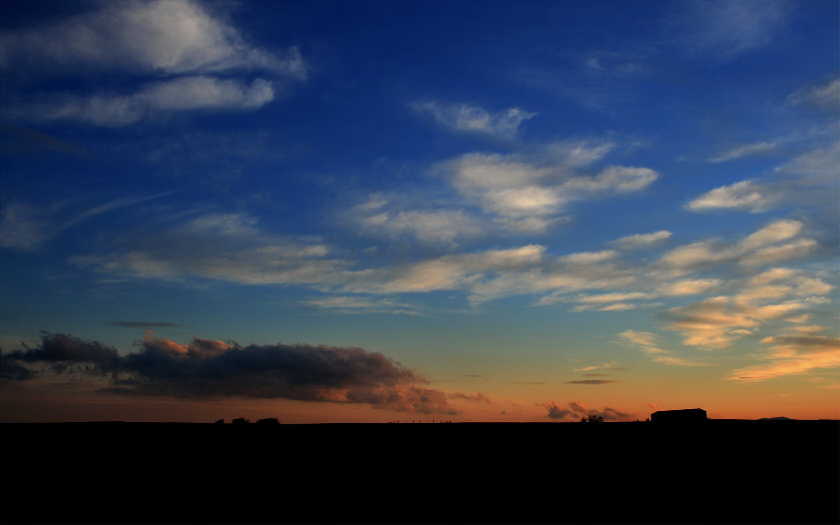 当诺坎普的晨曦照亮巴黎夜空,一场足球的时空对话